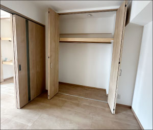 寝室にも大きなウォークインクロゼット♪